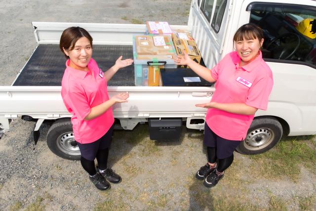 トラックに積んだ不用品とハートフル宮崎のスタッフ写真